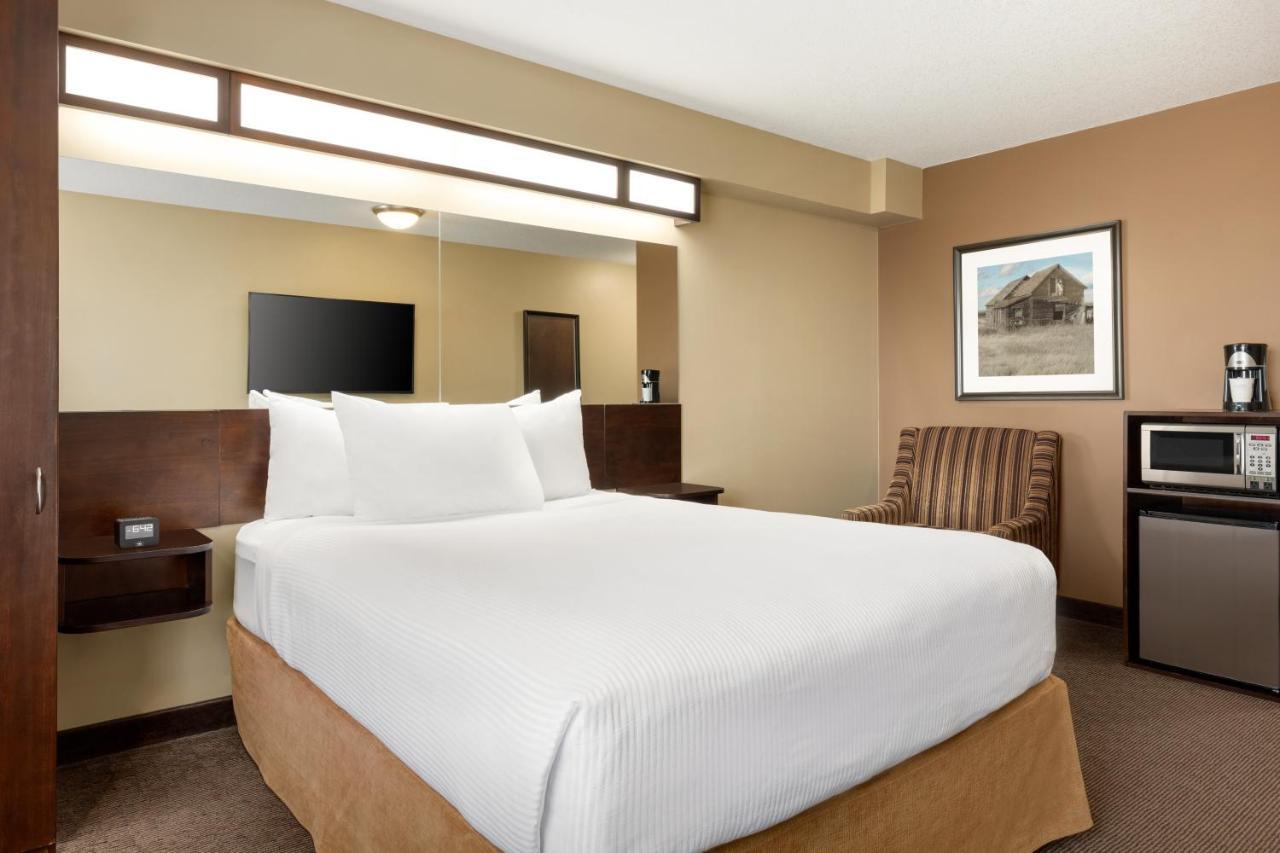 Microtel Inn And Suites By Wyndham Weyburn Exterior photo