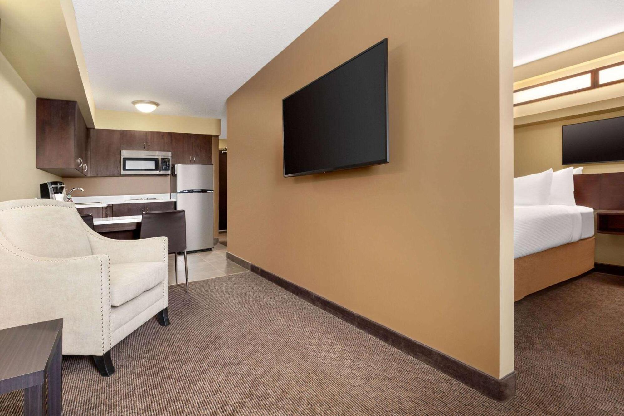 Microtel Inn And Suites By Wyndham Weyburn Exterior photo