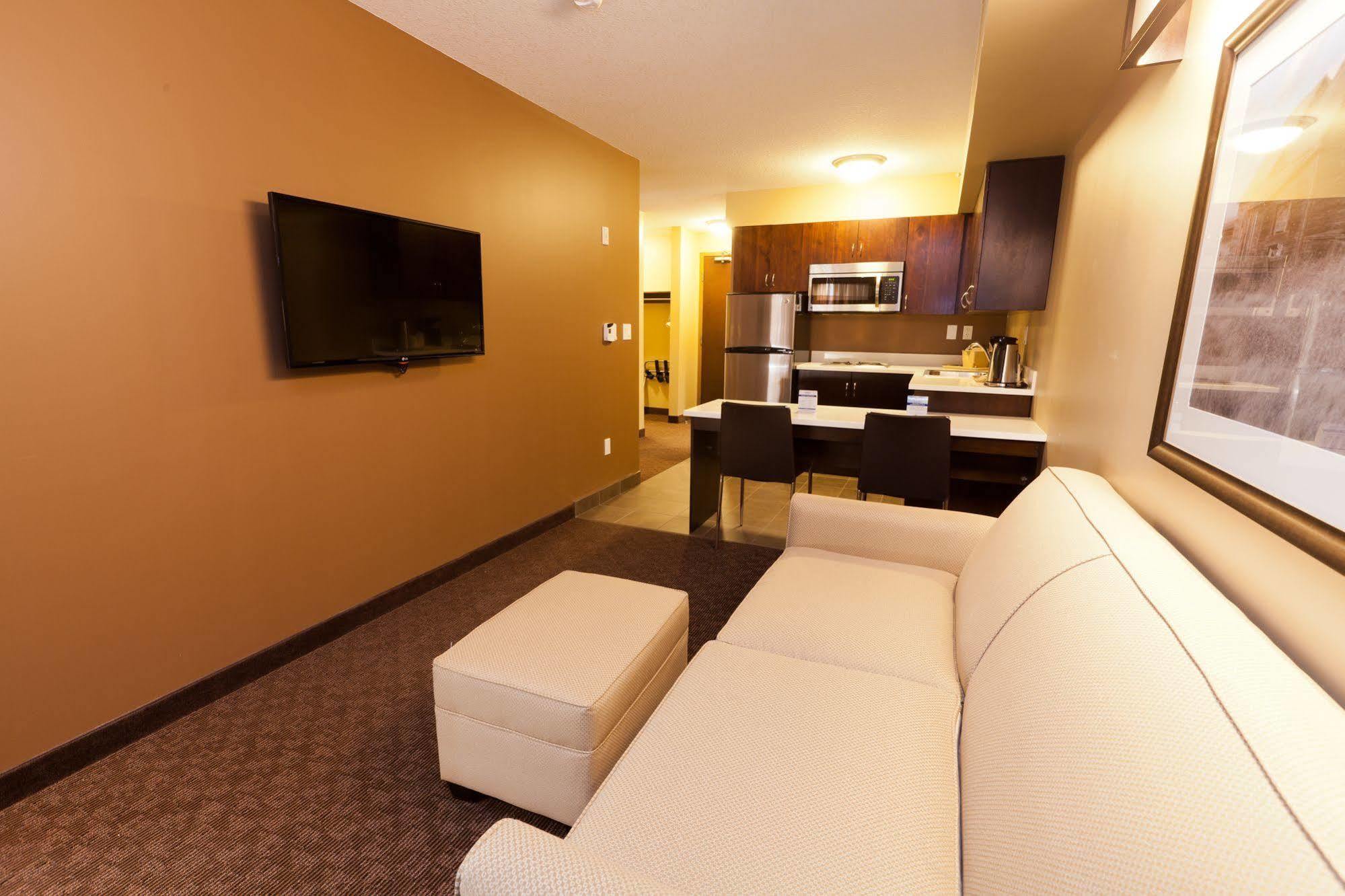 Microtel Inn And Suites By Wyndham Weyburn Exterior photo